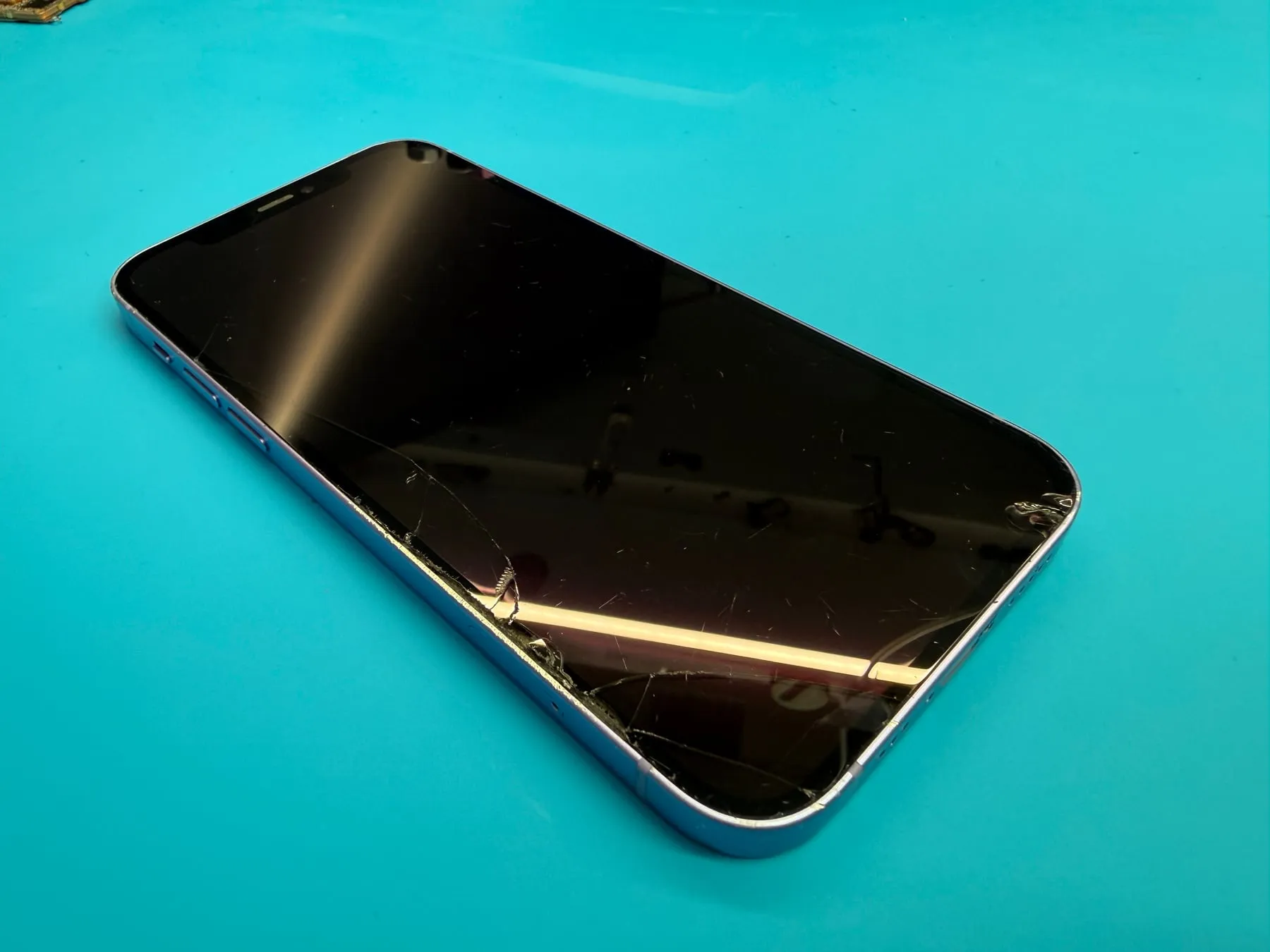 iPhone с разбитым передним стеклом перед ремонтом в Спецрум