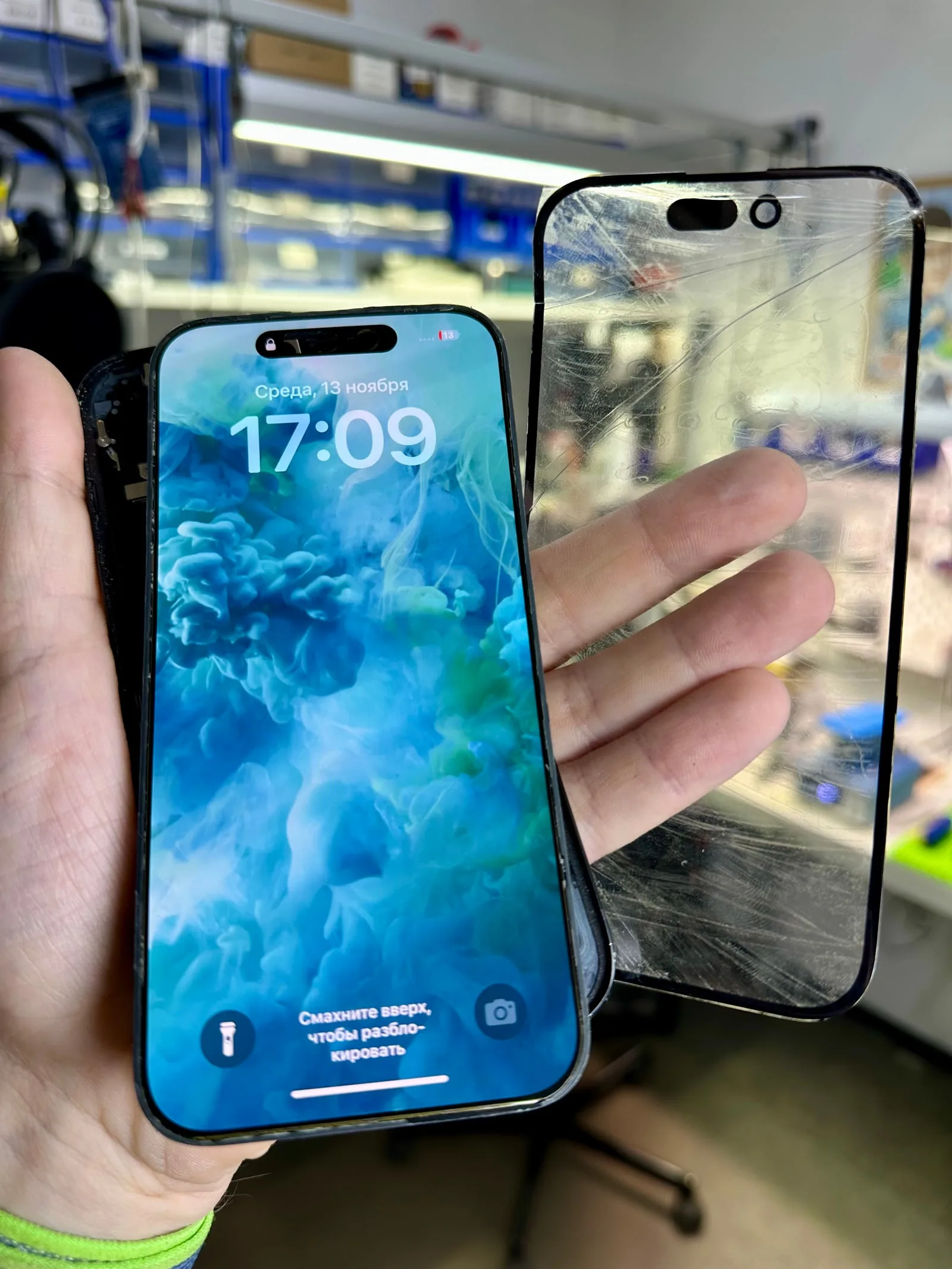 Исправный дисплей iPhone и снятое повреждённое переднее стекло в мастерской Спецрум